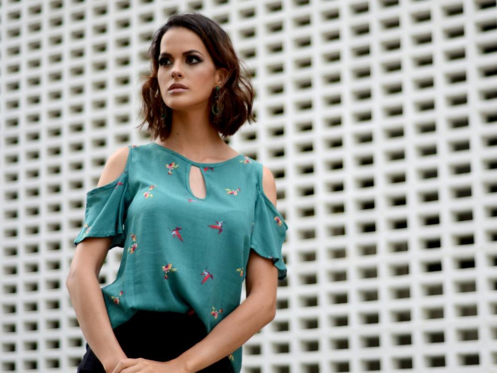 Mulher com look simples, versatil e pratico. Resultando em uma imagem que foi pensada e está apresentavel. 