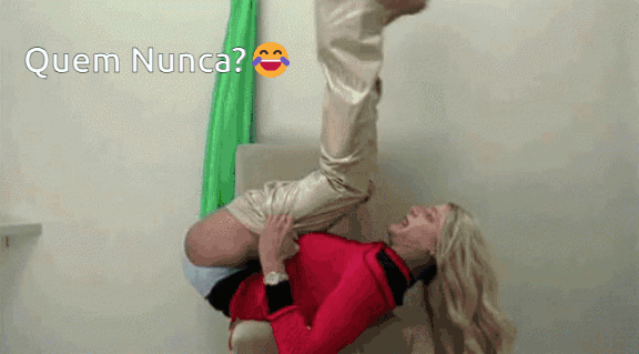  Mulher tentando vestir uma calça apertada, exemplo bem-humorado sobre a importância da modelagem.